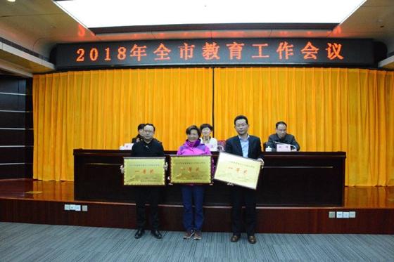 教育产业化的理念与实践：推动教育现代化、效率化与公平性结合的发展之路。