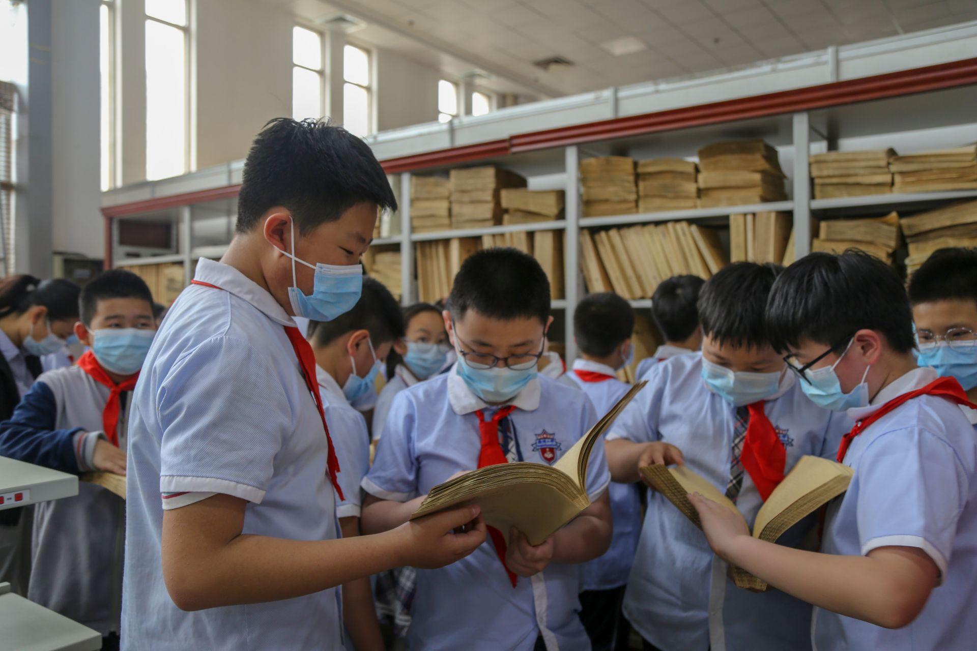 关于教育的本质和目的：培养人、传递知识、塑造价值观的探索之旅。