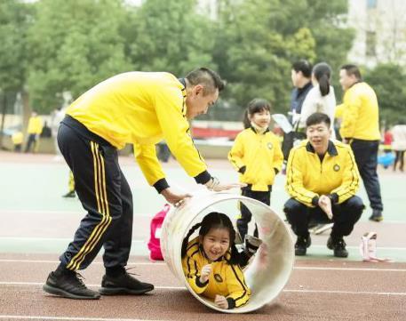 科学的幼儿教育：尊重成长规律，注重全面发展，以游戏为路径，亲子关系为核心，科学方法与专业师资共促成长