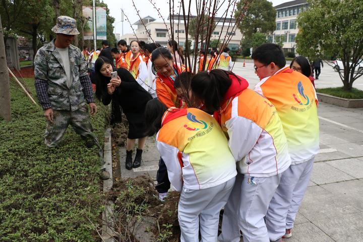 劳动教育的具体活动形式：日常家务、学校实践、企业实习与社会实践、农业体验、手工艺品制作及公益志愿服务