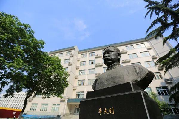 网络教育高职课程学习：专业基础、技能、实践、职业素养与行业前沿知识综合培养。